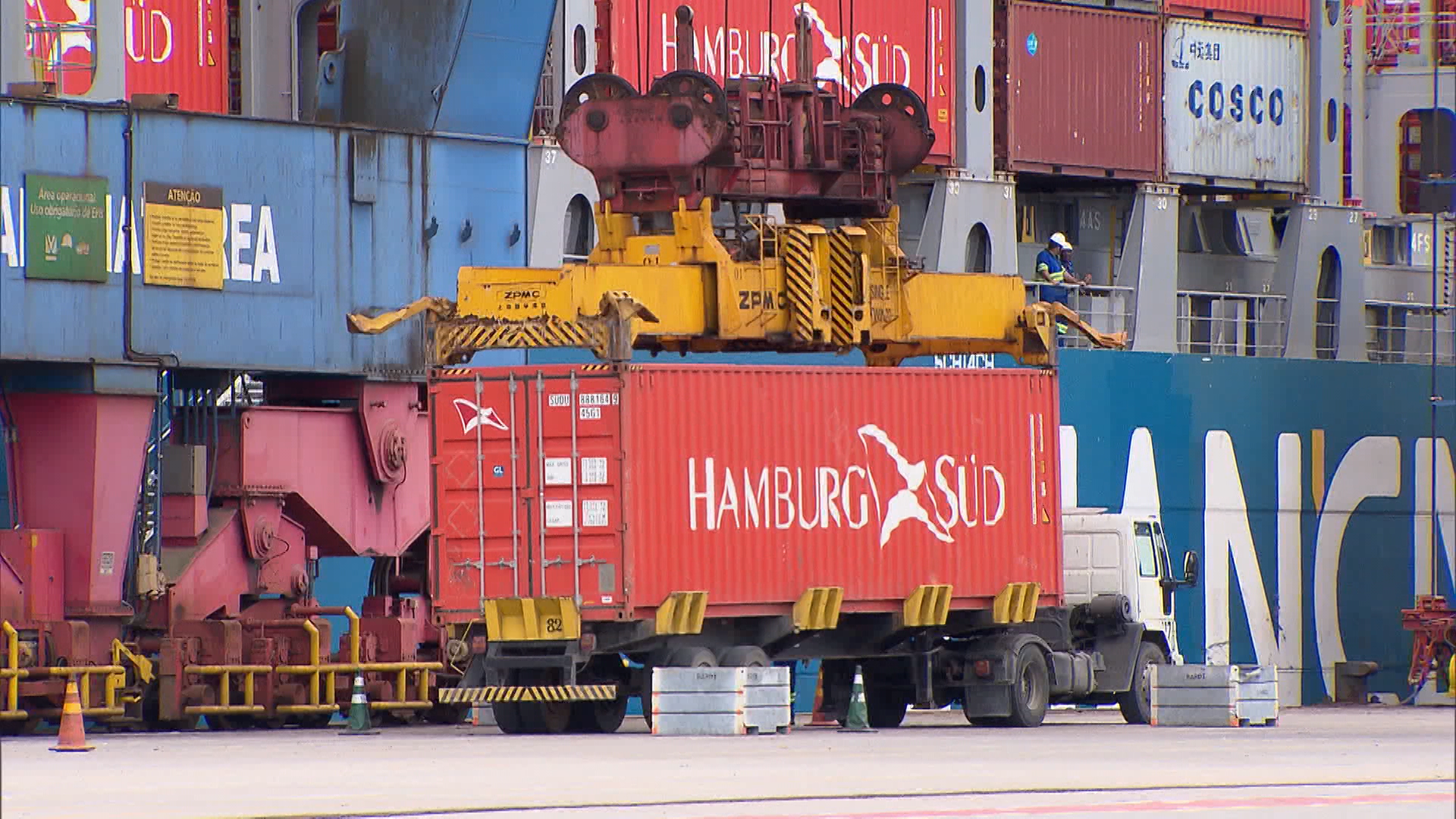 China suspende importações de frango de empresas dos EUA