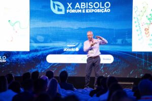 Homem palestra no X Abisolo