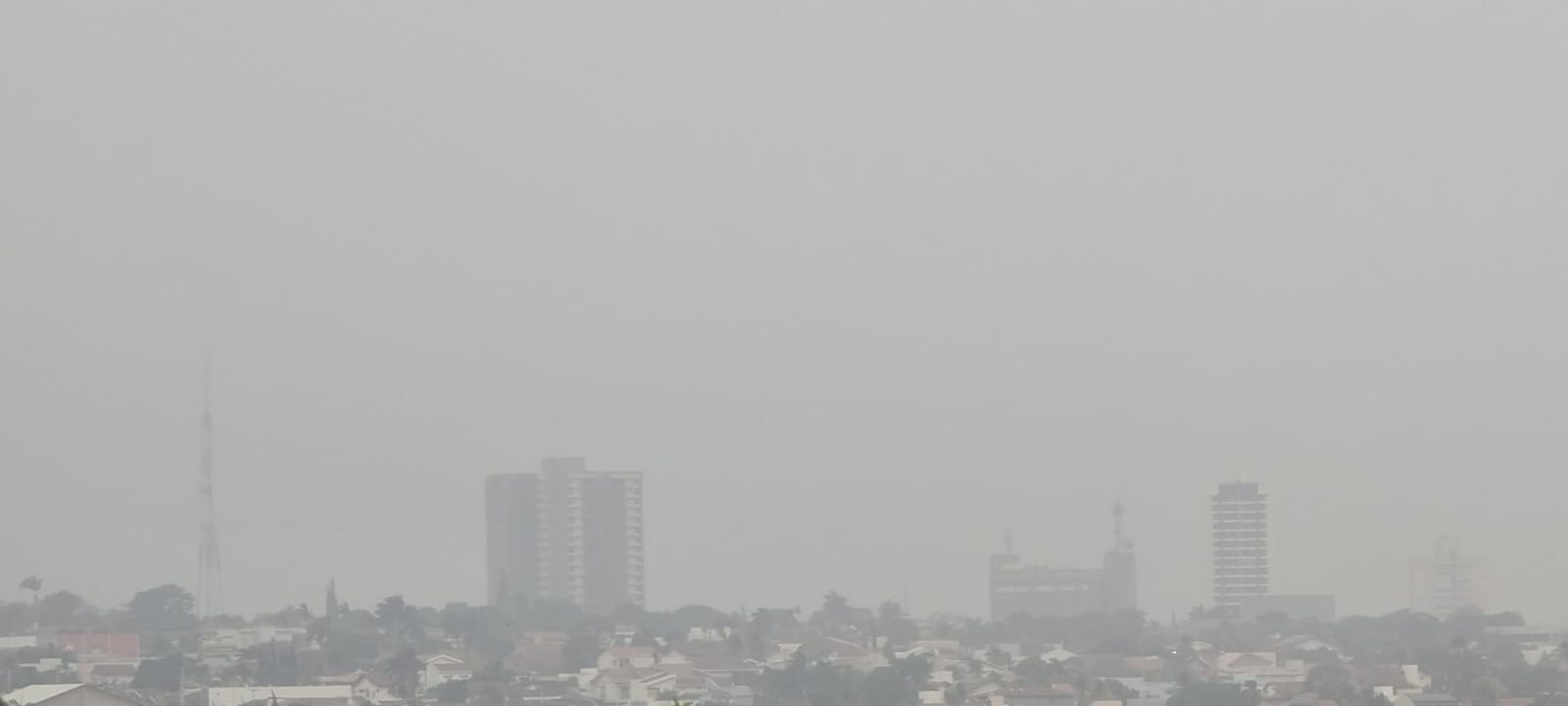 Nuvem de poeira e fumaça toma conta do céu no interior de São Paulo