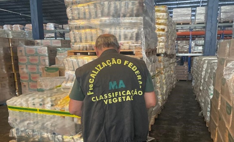 Fiscais apreendem 18 toneladas de arroz irregular