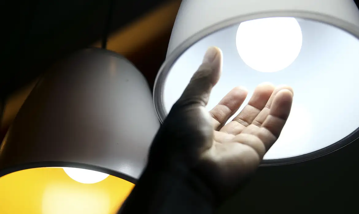 Conta de luz sem taxa extra: chuva ajuda o agro e o bolso do consumidor