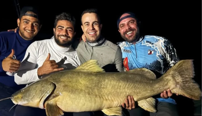 Cantor Henrique fisga pirarara gigante no Rio Teles Pires