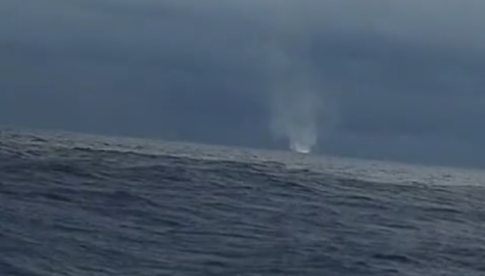 Espetáculo: pescadores flagram tromba d’água no mar aberto