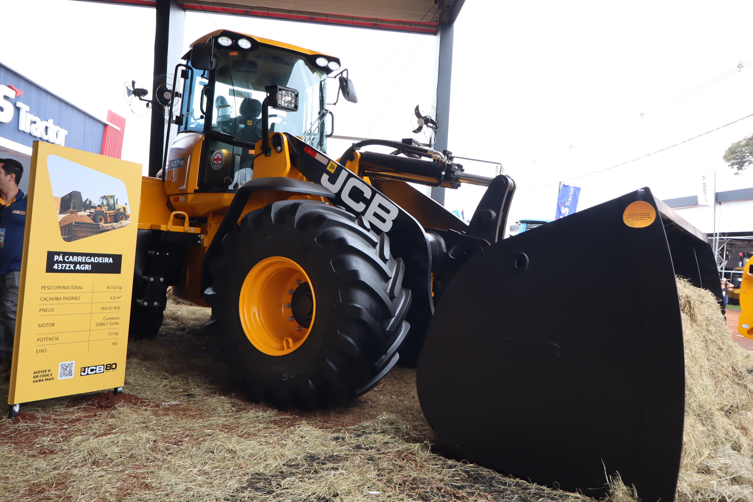 JCB lança carregadeira 437ZX AGRI na Agrishow 2025