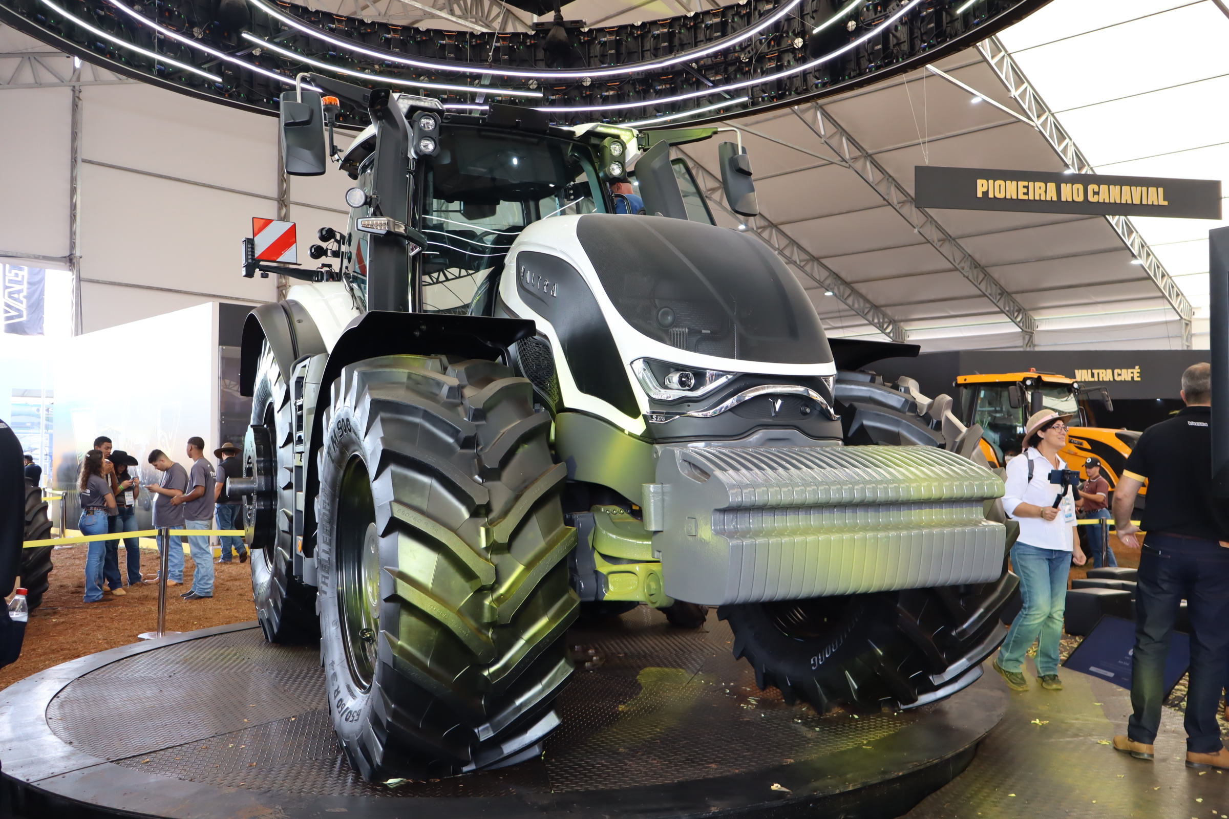 Valtra celebra 65 anos no Brasil com lançamentos e foco em capacitação na Agrishow 2025