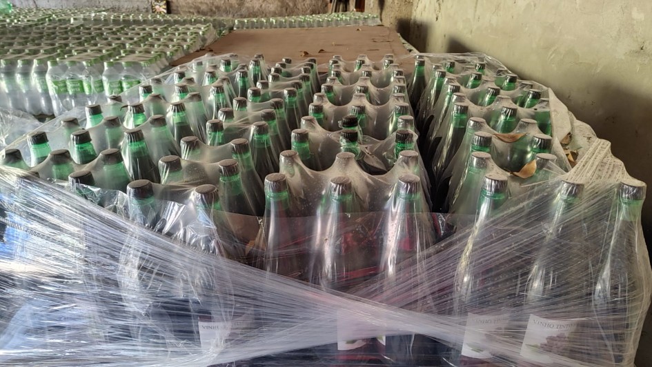 Fiscalização apreende mais de 6 mil litros de vinhos irregulares