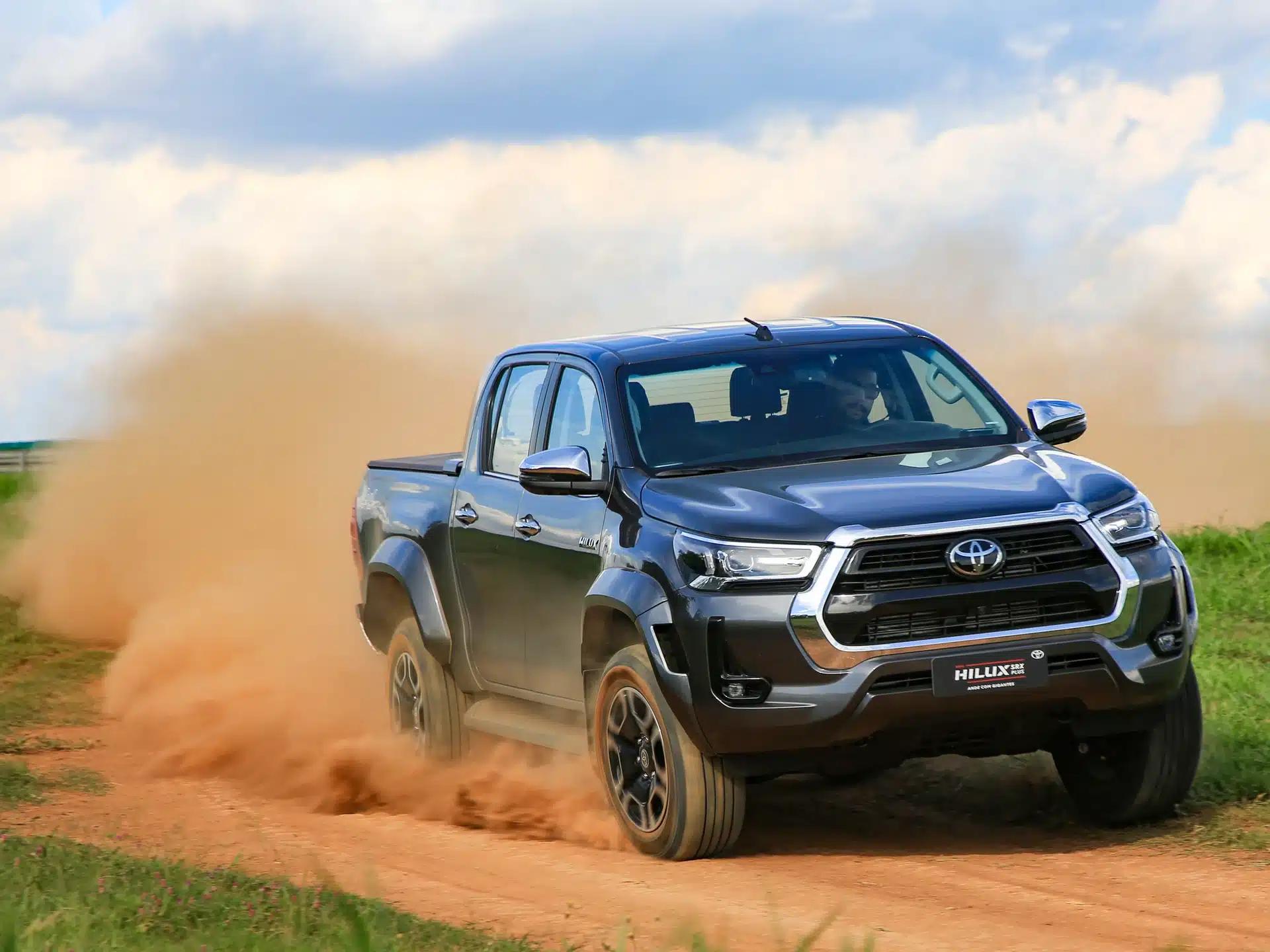 10 picapes mais vendidas; Hilux dispara, Amarok come poeira