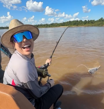 Naiara Azevedo pesca piraíba gigante no Rio Araguaia