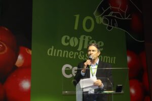Imagem mostra uma foto de Sérgio Tristão durante discurso no 10º Coffee Dinner & Summit