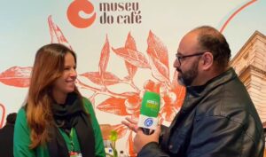 Imagem mostra o jornalista Willian Oliveira entrevistando Alessandra Almeida, diretora executiva do Museu do Café. 