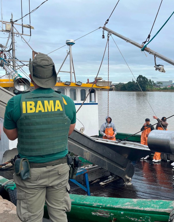 Ibama apreende embarcação e pescado ilegal