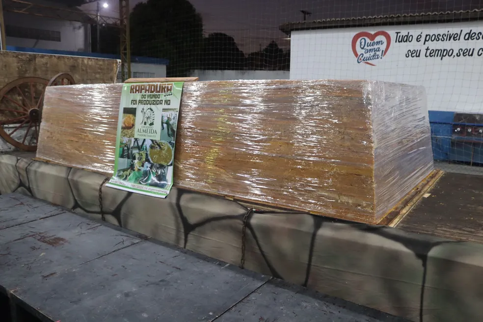 Impressionante – rapadura gigante bate recorde com 18 toneladas