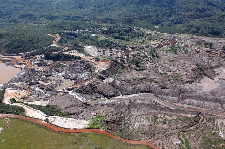 Governo inicia pagamento aos atingidos no desastre da Barragem de Mariana