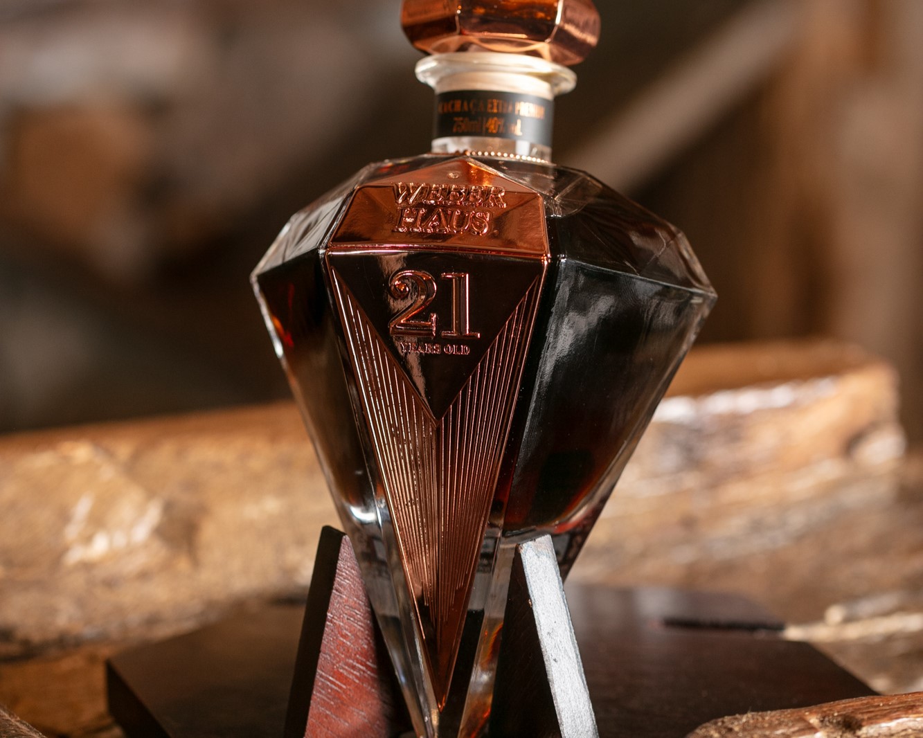 Cachaça de R$ 15 mil com diamante é destaque em festival