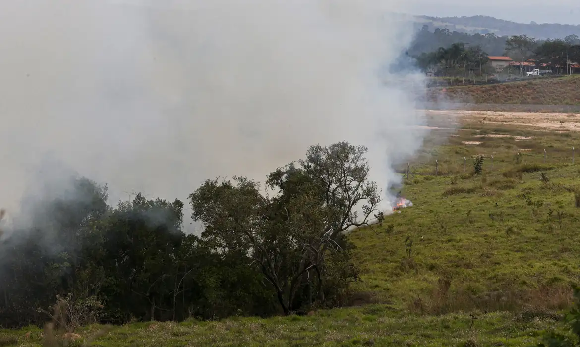 Clima seco mantém risco de queimadas no interior paulista