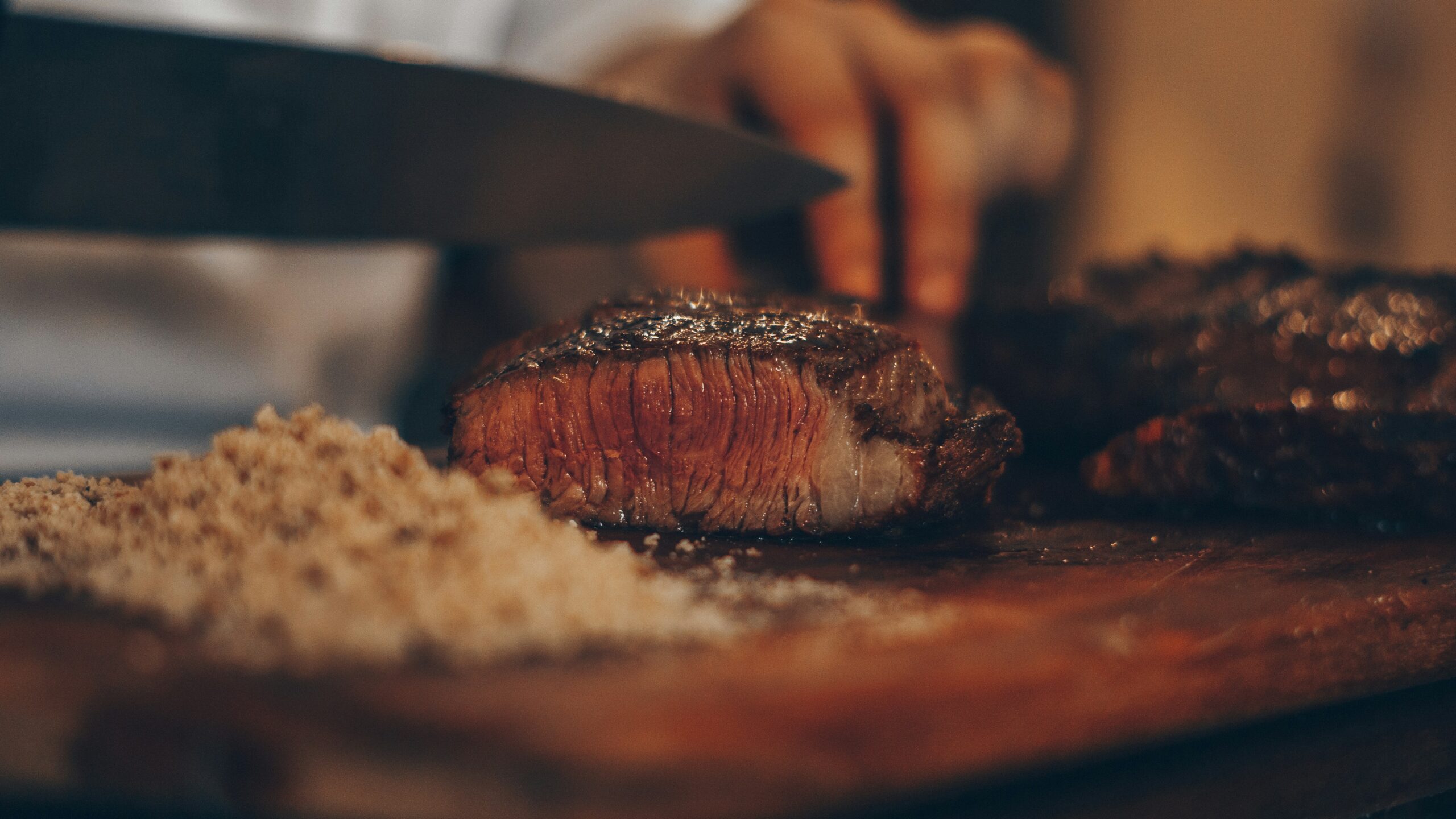 carne de churrasco sendo cortada