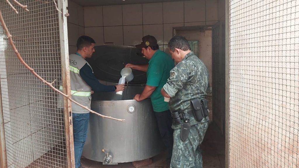 Além do metanol: operação combate adulteração do leite no interior
