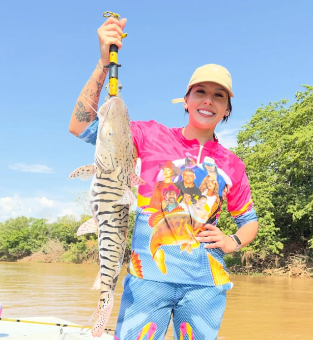 Ana Castela e Zé Felipe vivem dia de pesca no Pantanal