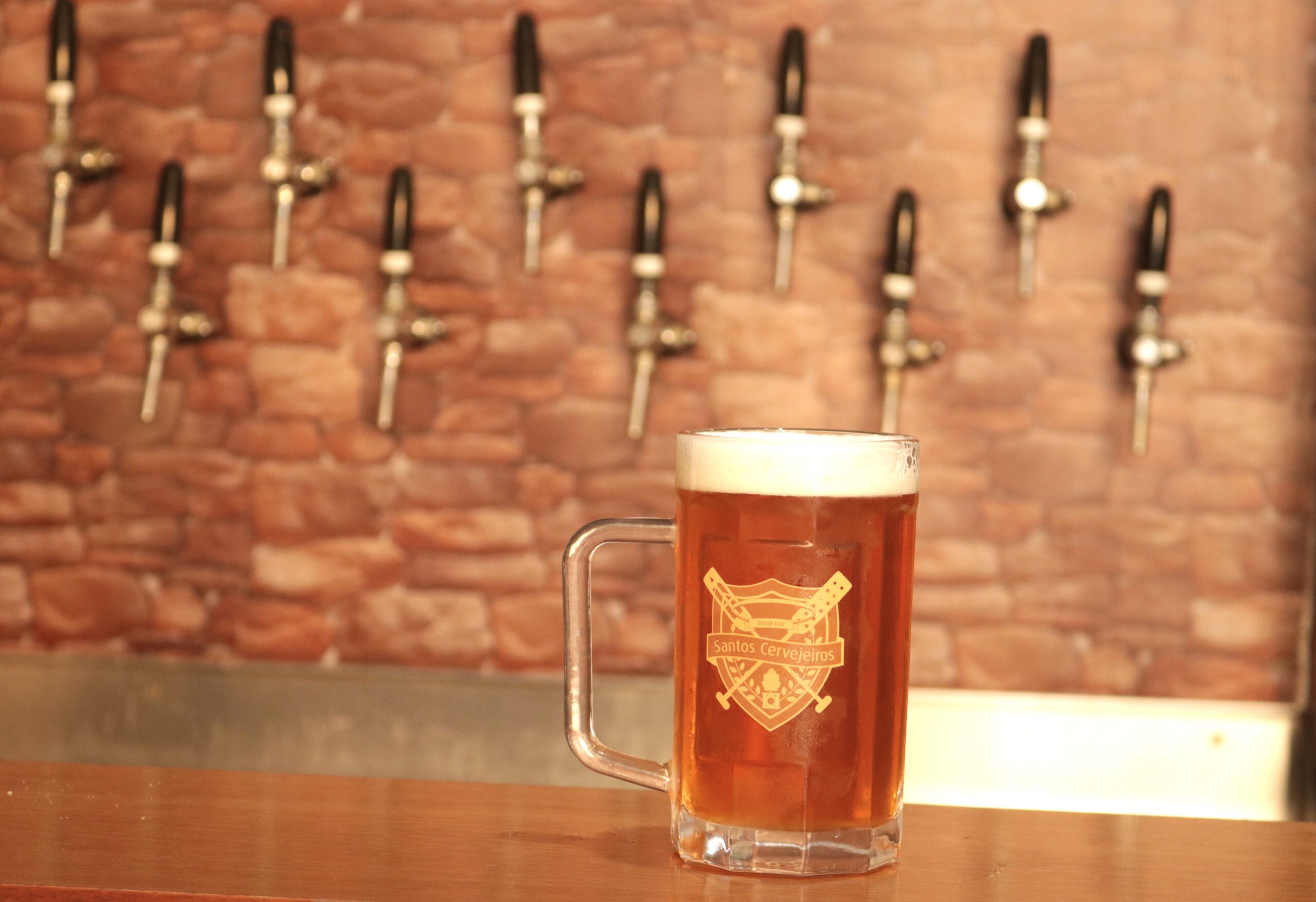 Cervejaria artesanal de Santos recebe selo Carbono Neutro inédito no estado