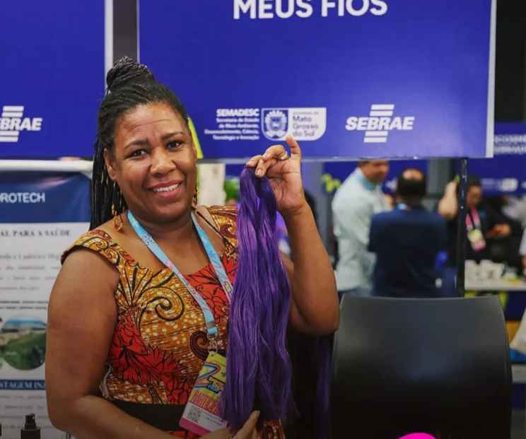 Cabeleireira transforma fibra de bananeira em cabelo