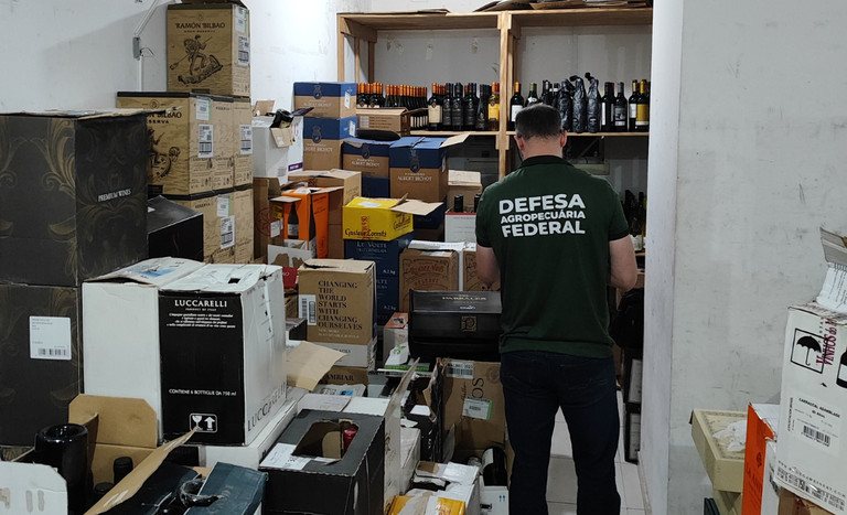 Operação apreende garrafas de vinho irregular em Balneário Camboriú