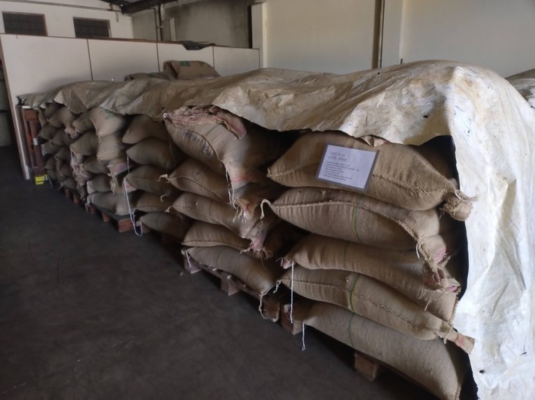 Operação apreende 4,2 toneladas de cascas de café usado em fraude