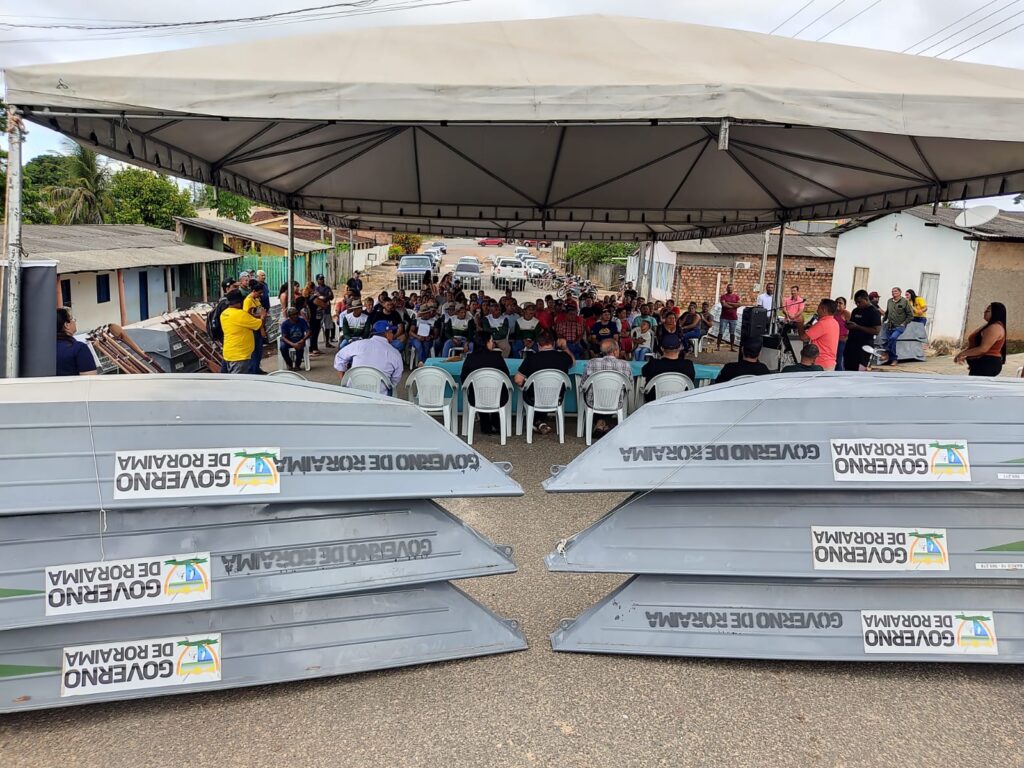 Pescadores ganham barcos com motor e reforçam produção local
