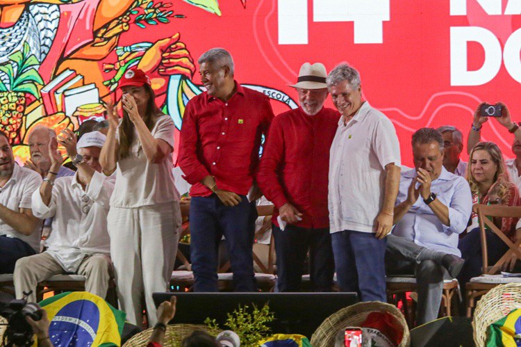 Lula anuncia R$ 2,7 bilhões para reforma agrária