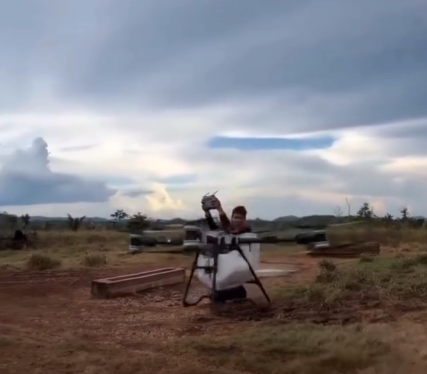 Em Tucumã, drone agrícola transporta água e piloto