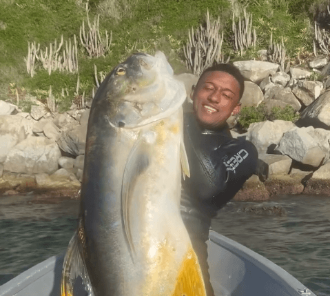 Mergulhador captura xaréu gigante em Arraial do Cabo