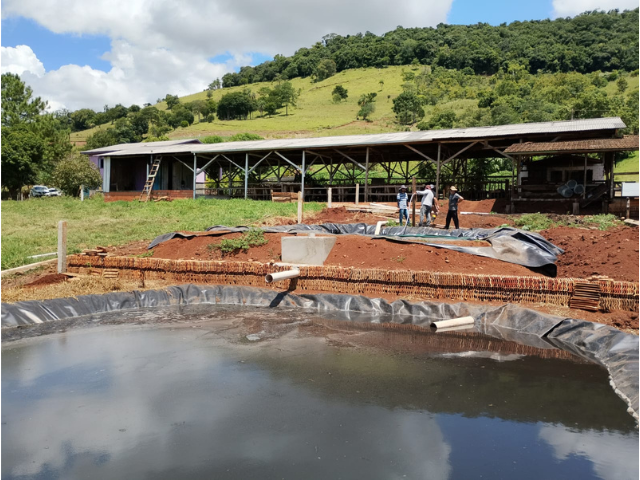 Família troca problema ambiental por economia de energia com biodigestor de baixo custo
