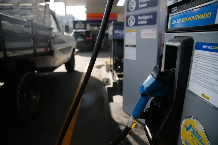 Guerra no Irã ameaça a safra brasileira: diesel dispara 22% e produtores entram em estado de alerta