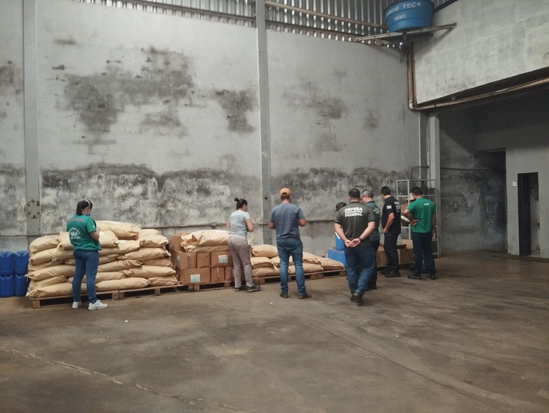 Mapa apreende mais de 1 tonelada de agrotóxicos ilegais e interdita fábrica