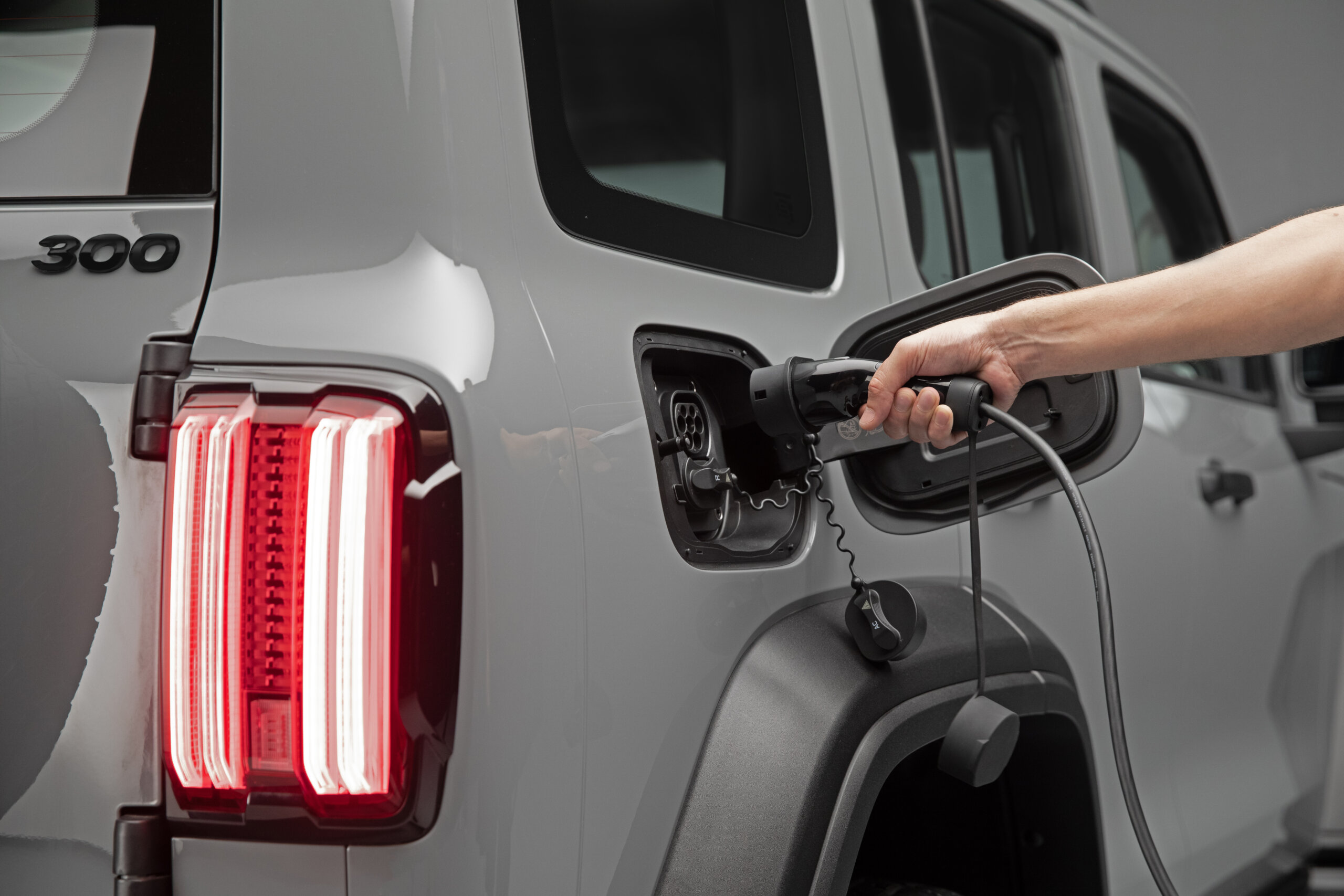 SUV que roda com etanol, gasolina e energia elétrica já está à venda no Brasil