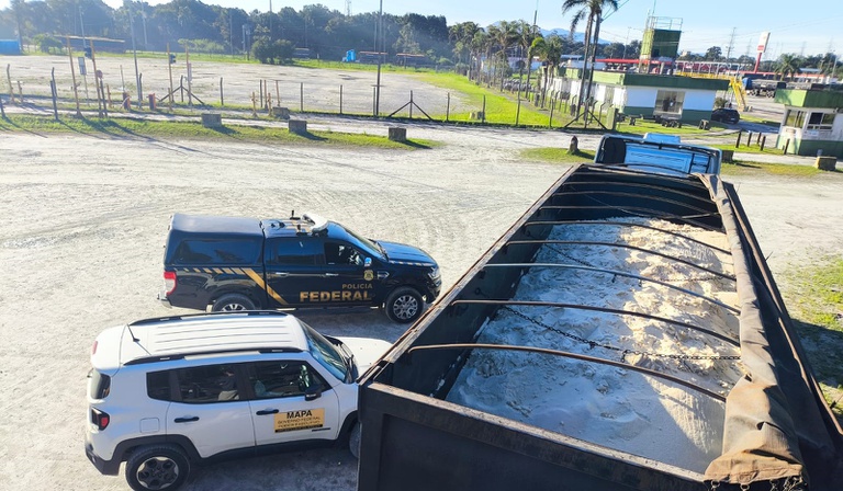 Mapa e PF apreendem 48 toneladas de açúcar adulterado no Porto de Paranaguá