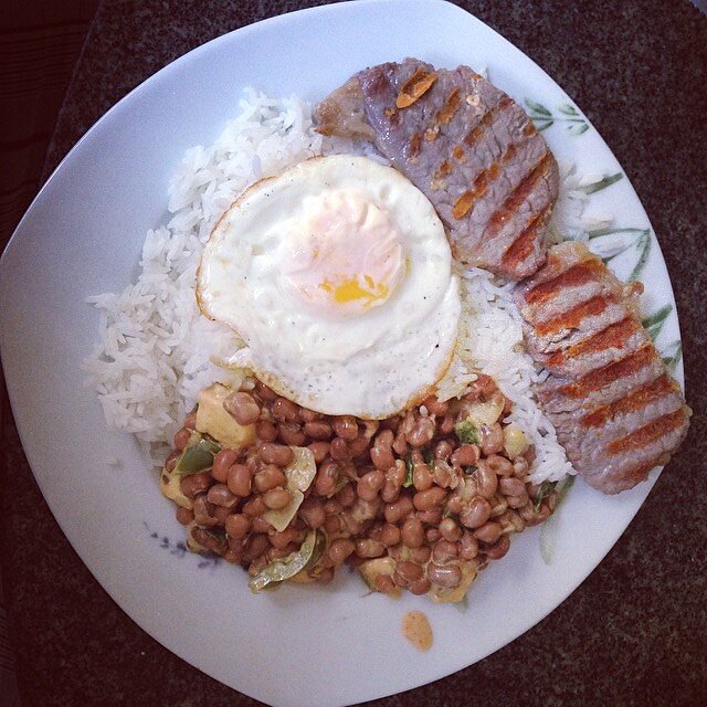 Arroz com ovo ou carne: qual a melhor fonte de proteína para o seu prato?