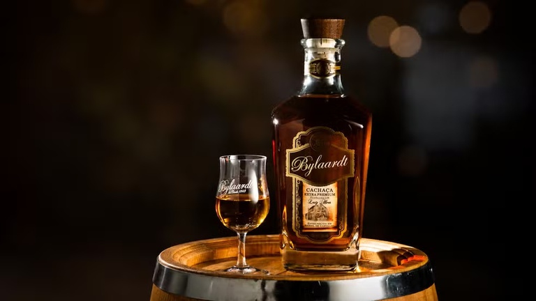 Conheça a melhor cachaça do Brasil