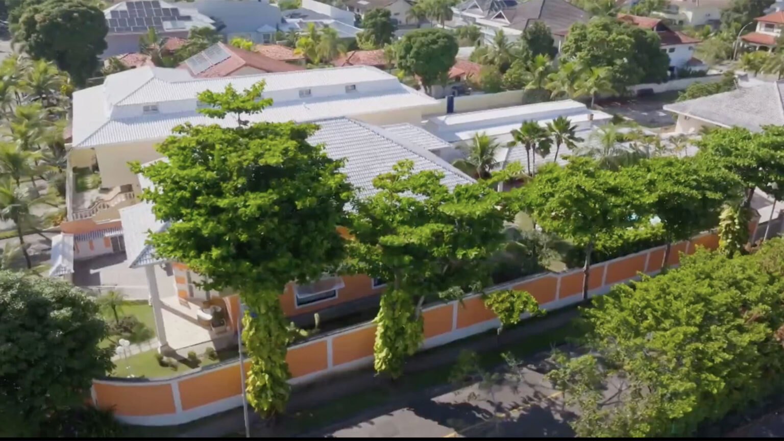 Cantor vive em casa luxuosa, recebe “mesada” e investe em horta comunitária de 8 mil metros quadrados
