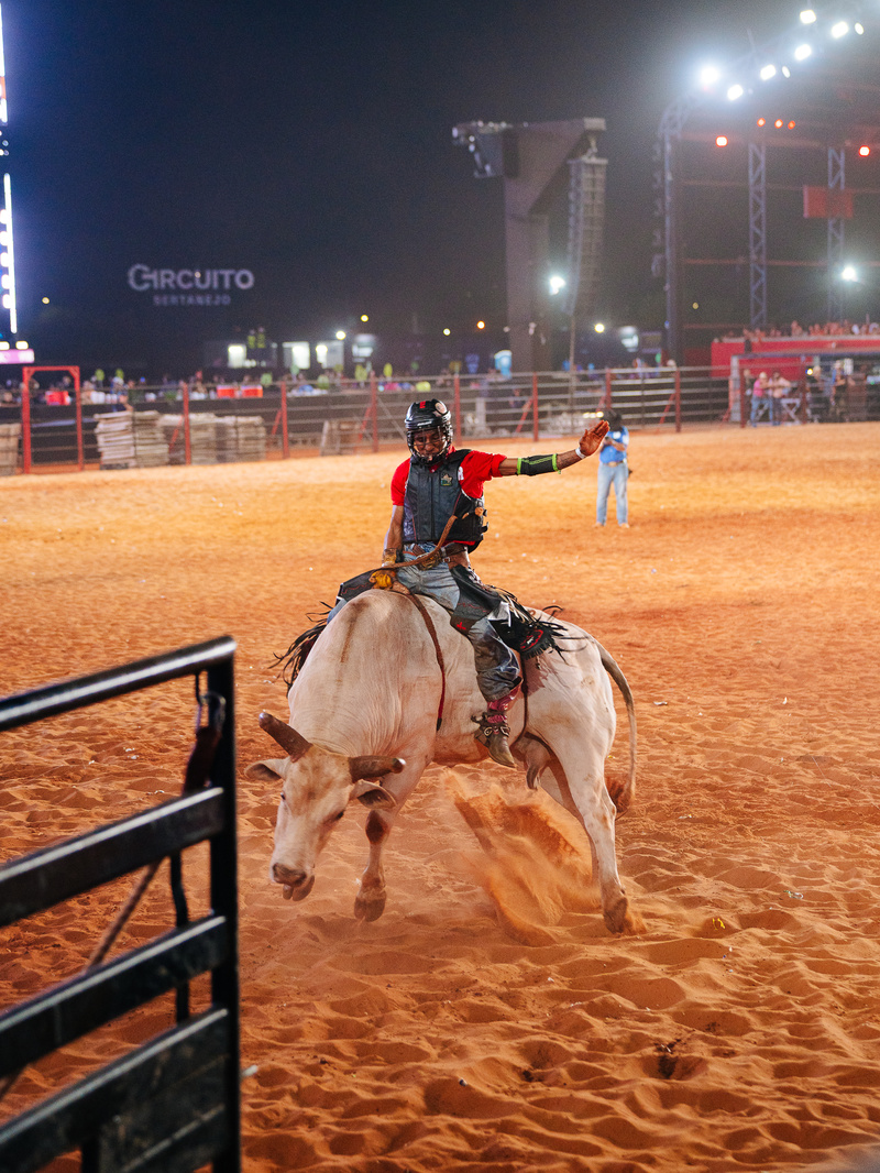 Marcos Vinícius é campeão das montarias em touros no Ribeirão Rodeo Music