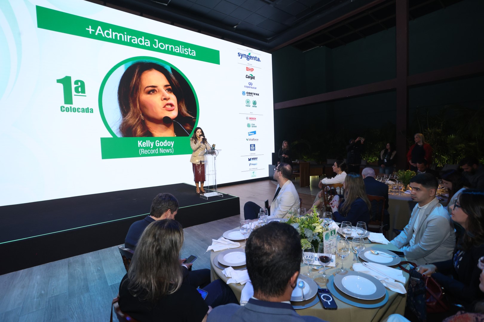 Kelly Godoy recebendo premio