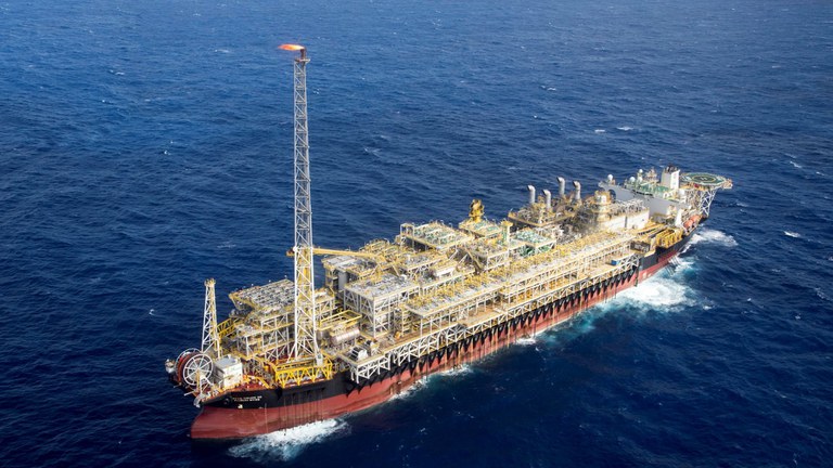 Petroleiros desafiam bloqueio iraniano e recorrem a rota arriscada