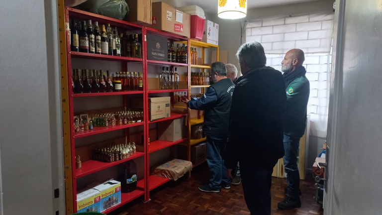 Perigo na garrafa: operação apreende centenas de bebidas clandestinas