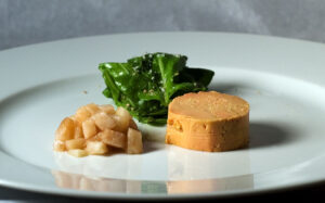 A imagem mostra um prato típico francês, o Foie Gras.