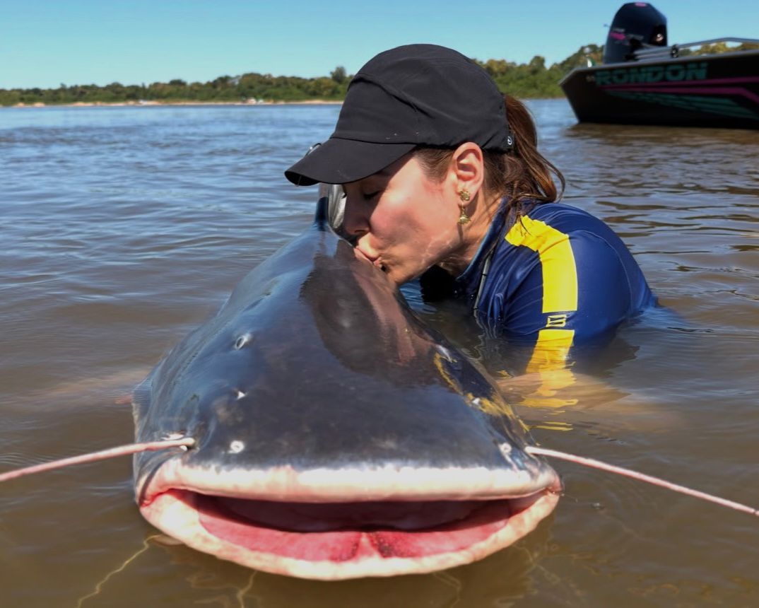 Naiara Azevedo fisga peixe gigante no Rio Araguaia