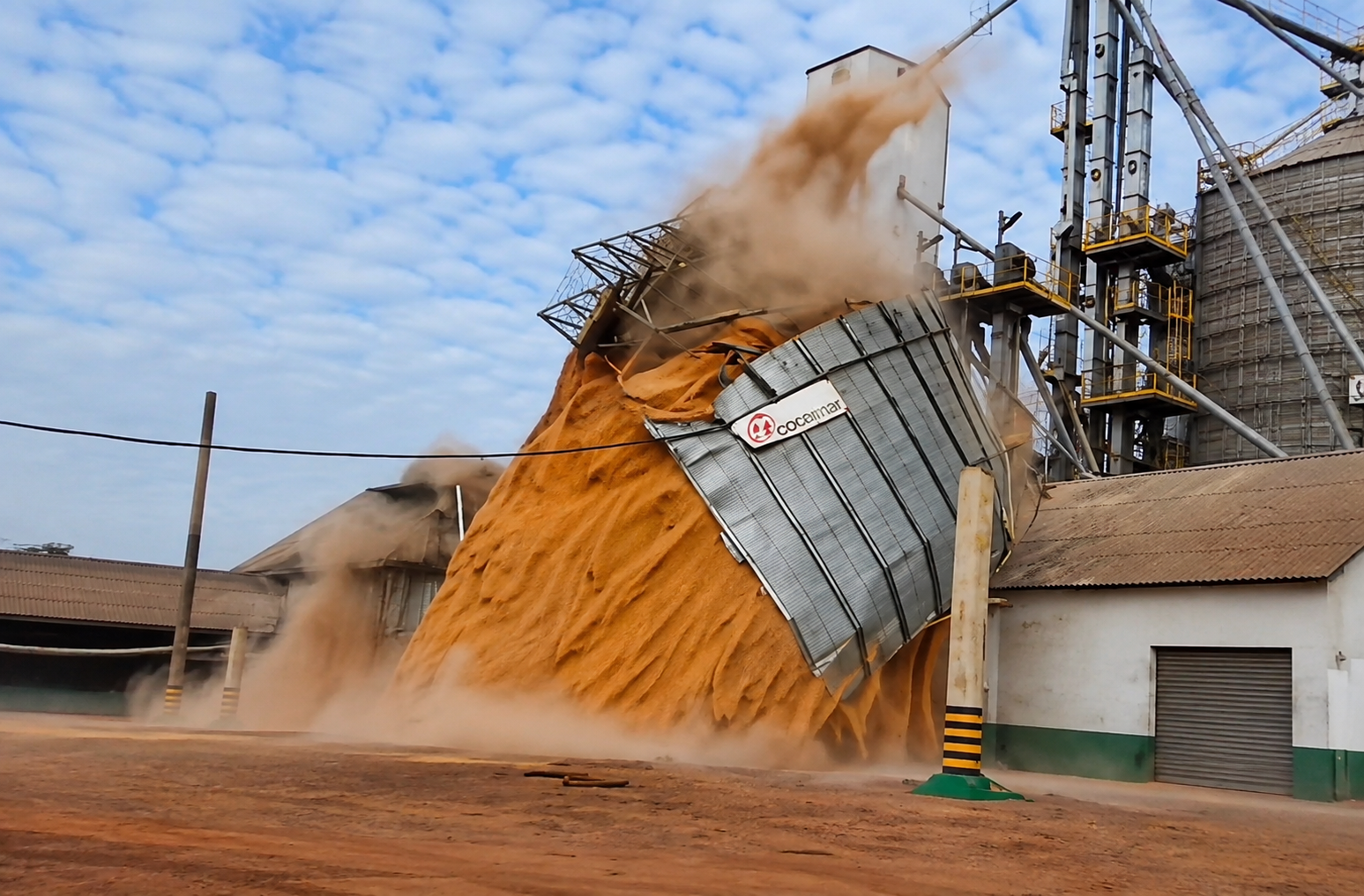 Silo de milho desaba no Paraná; veja vídeo