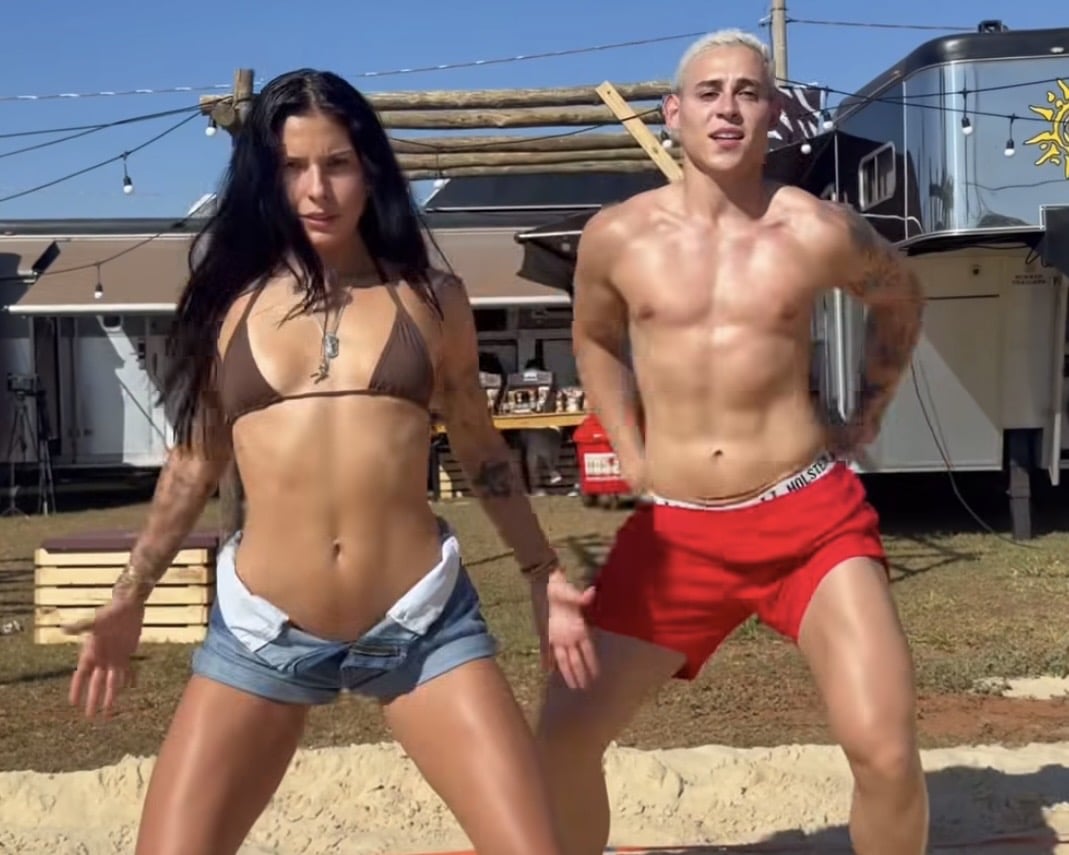 Ana Castela curte pool party de biquíni e faz dancinha em Barretos