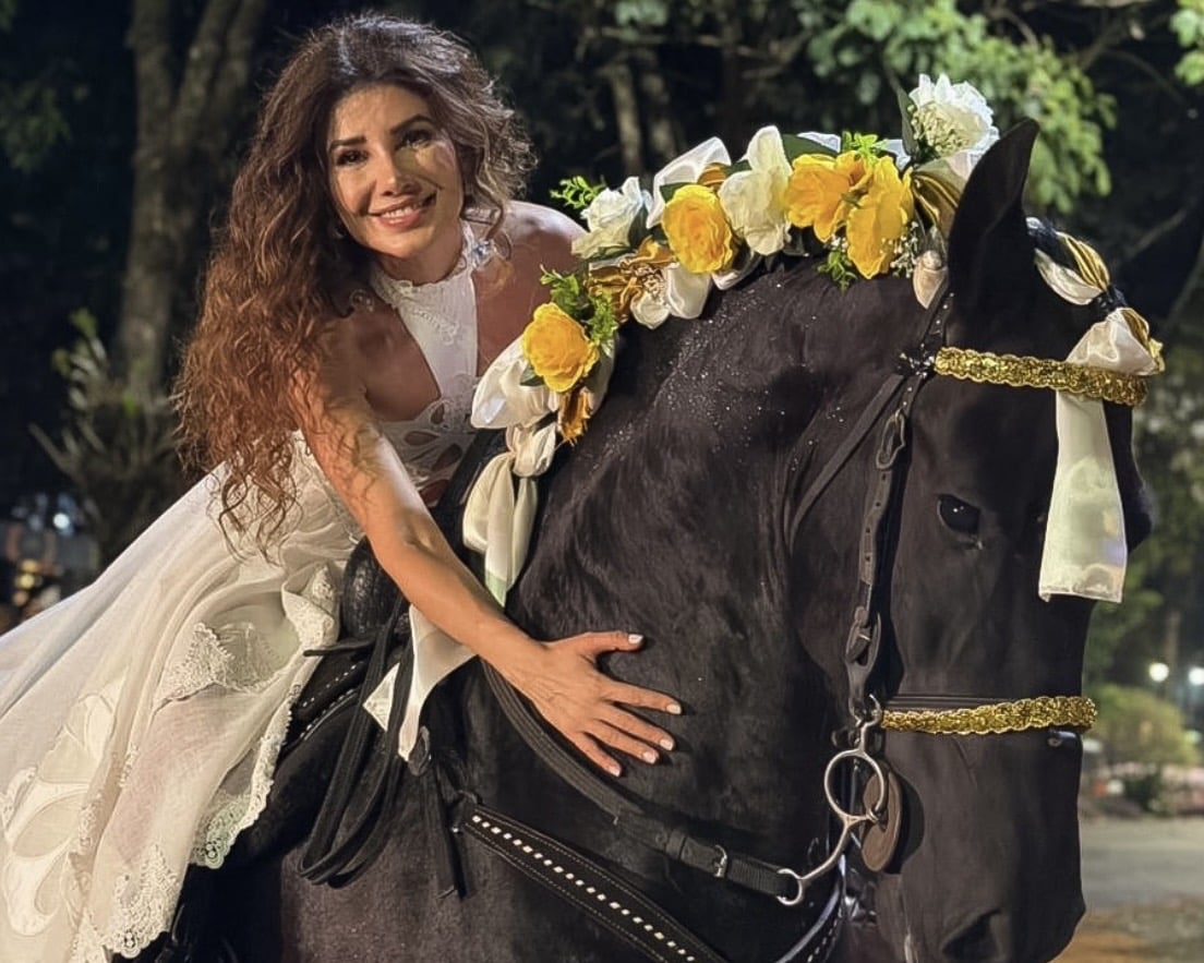 Paula Fernandes chega a Barretos com look ousado e cavalo coberto de glitter