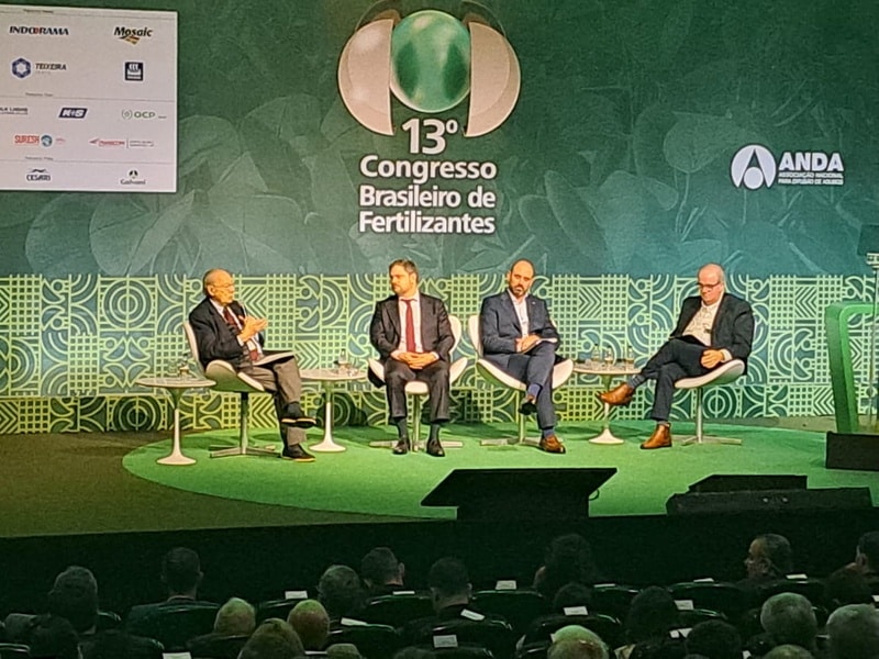 Governo anuncia R$ 4 bilhões para fertilizantes; veja como o crédito vai beneficiar o setor